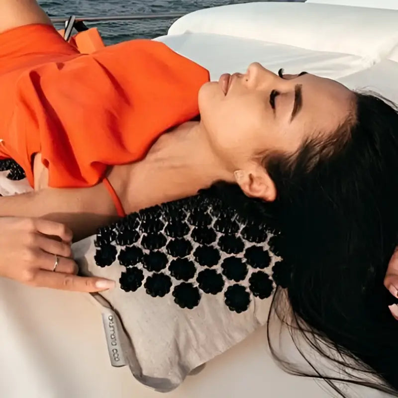 Black acupressure mat Akumata ECO with gray pillow and hexagonal spikes